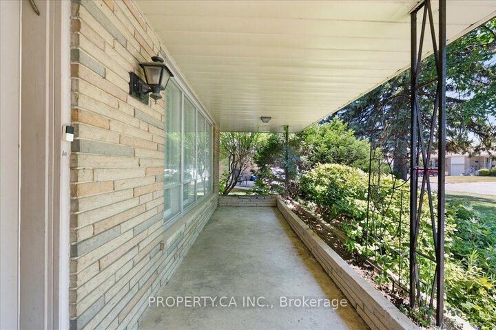 Property Photo:  48 Kennard Avenue  ON M3H 4M1 
