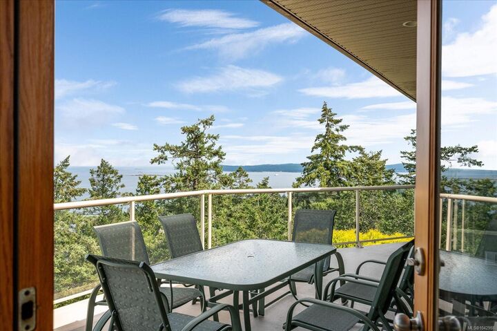 Property Photo: 3709 Glen Oaks Dr BC V9T 6H3