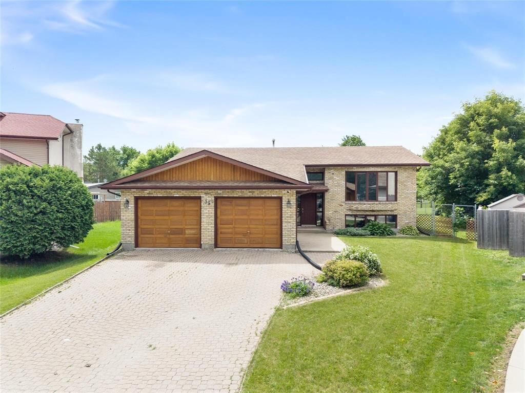 Property Photo: 39 Denman Crescent MB R3T 5R8
