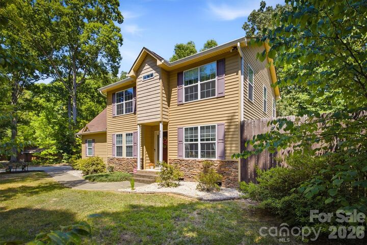 Property Photo:  802 White Oaks Circle  NC 28112 