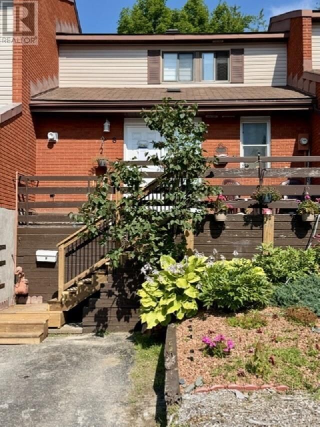 8 Capital Pl — photo 1