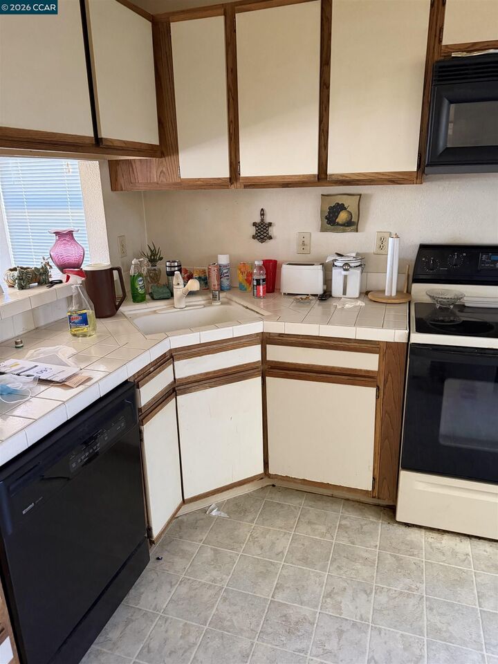 Property Photo:  836 N Villa Way  CA 94595 