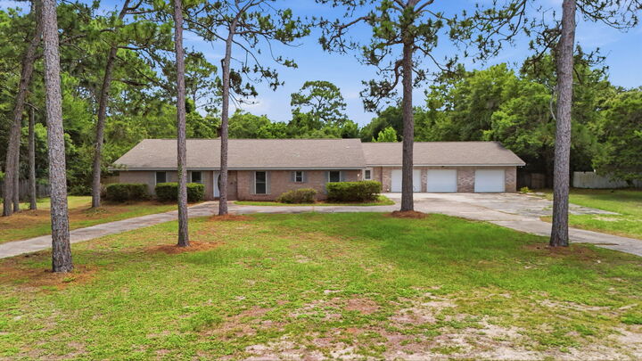 Property Photo: 668 Brookhaven Way FL 32578
