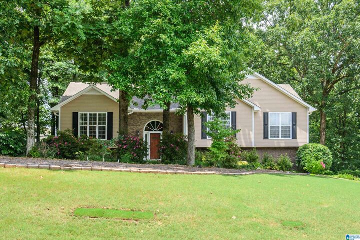 Property Photo: 104 Forest Hills Circle AL 35007