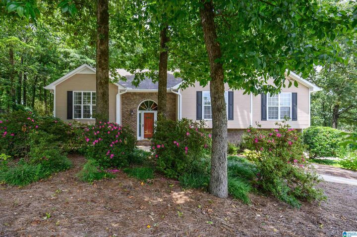 Property Photo:  104 Forest Hills Circle  AL 35007 