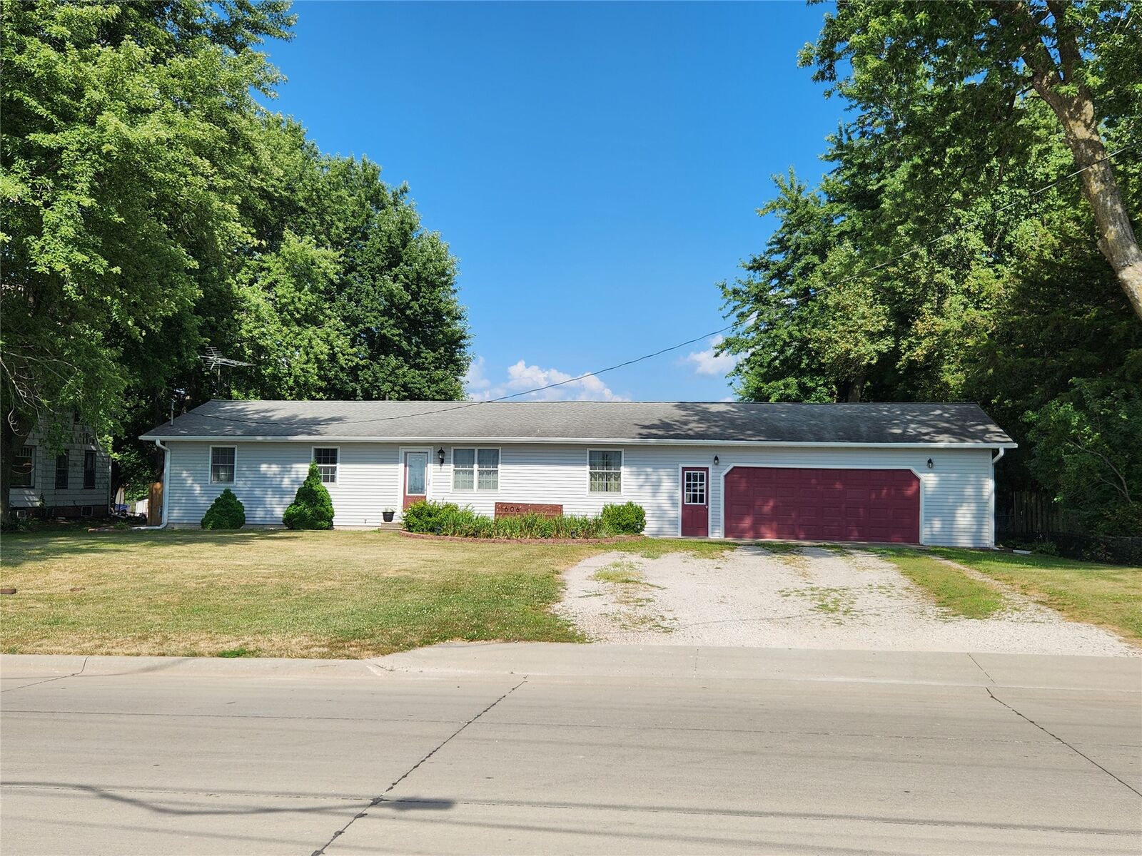 Property Photo:  1606 Green Street  IA 52577 