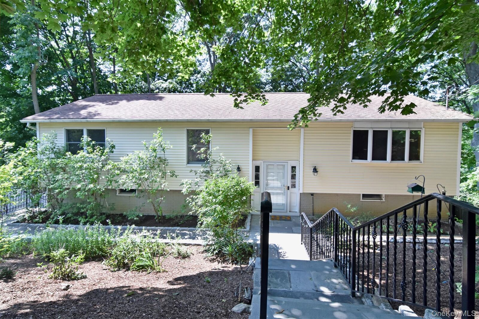 Property Photo:  32 Springwood Avenue  NY 10502 