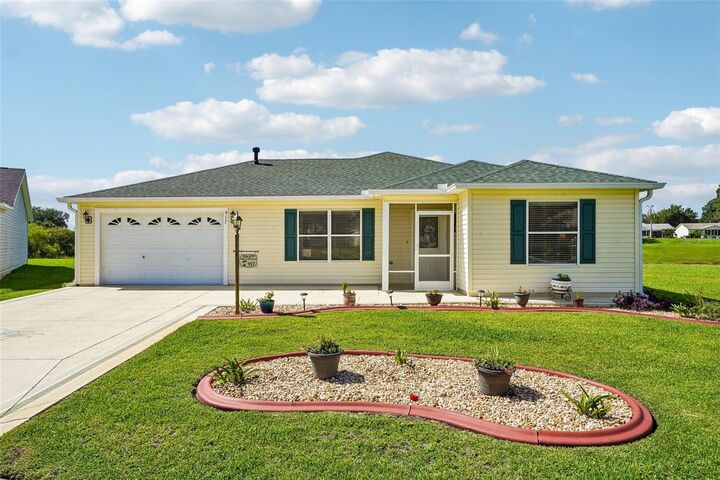 Property Photo: 917 Eastmont Court FL 32162
