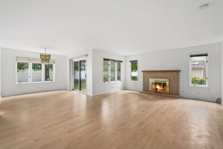 Property Photo: 1545 N Courtland Drive IL 60004