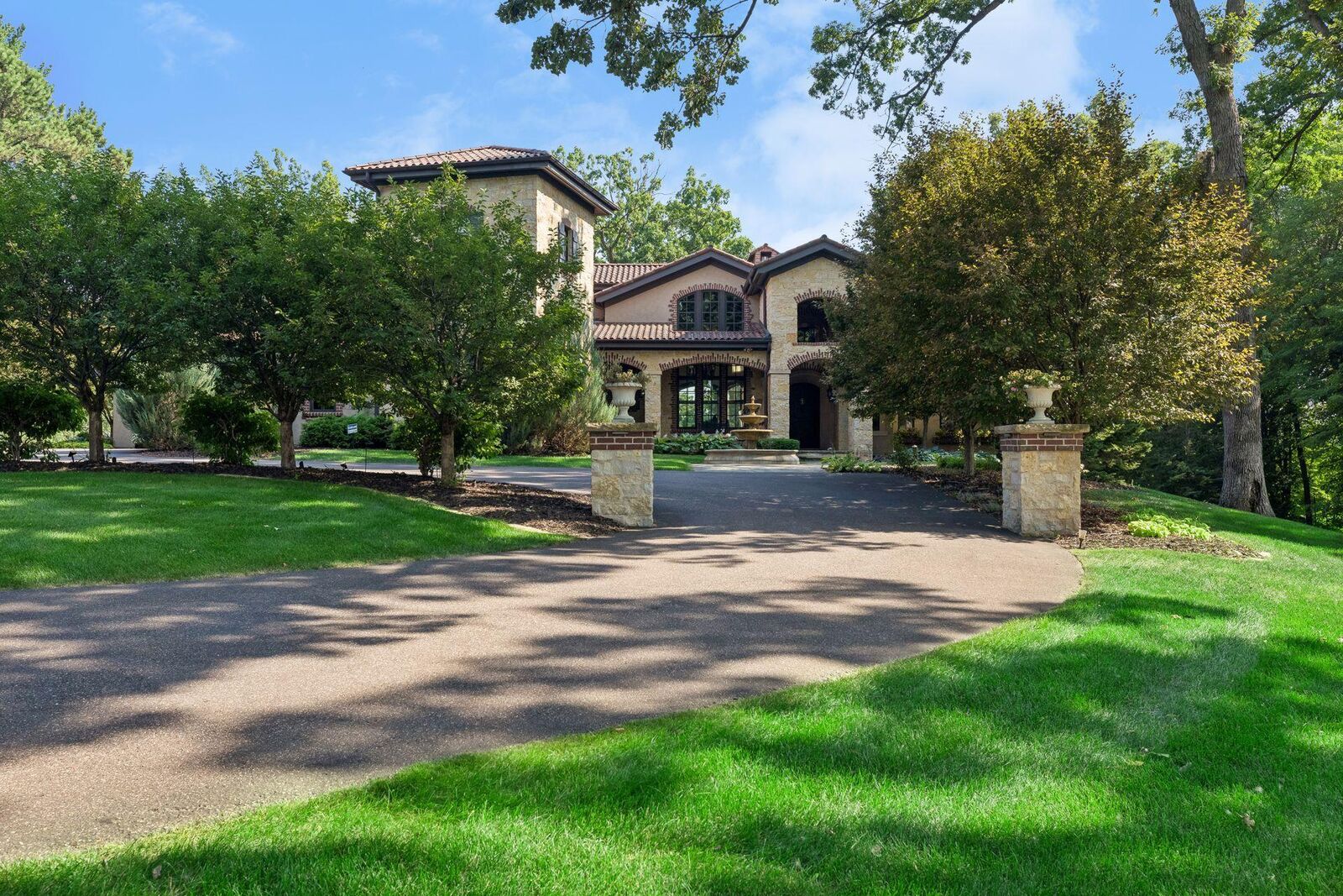 Property Photo:  465 Spring Hill Road  MN 55391 