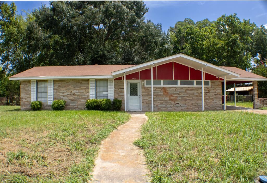 Property Photo: 1307 S Delaware Street TX 75426