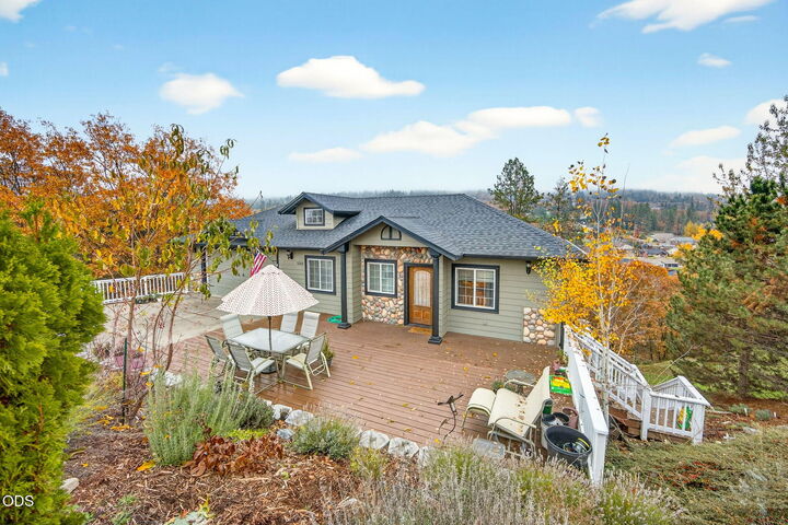Property Photo: 1550 Panoramic Loop OR 97527