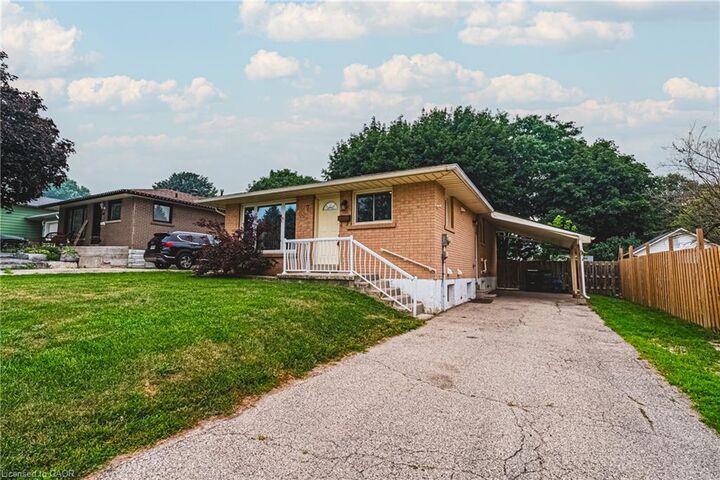 Property Photo: 7 Chapman Court ON N3C 2X1
