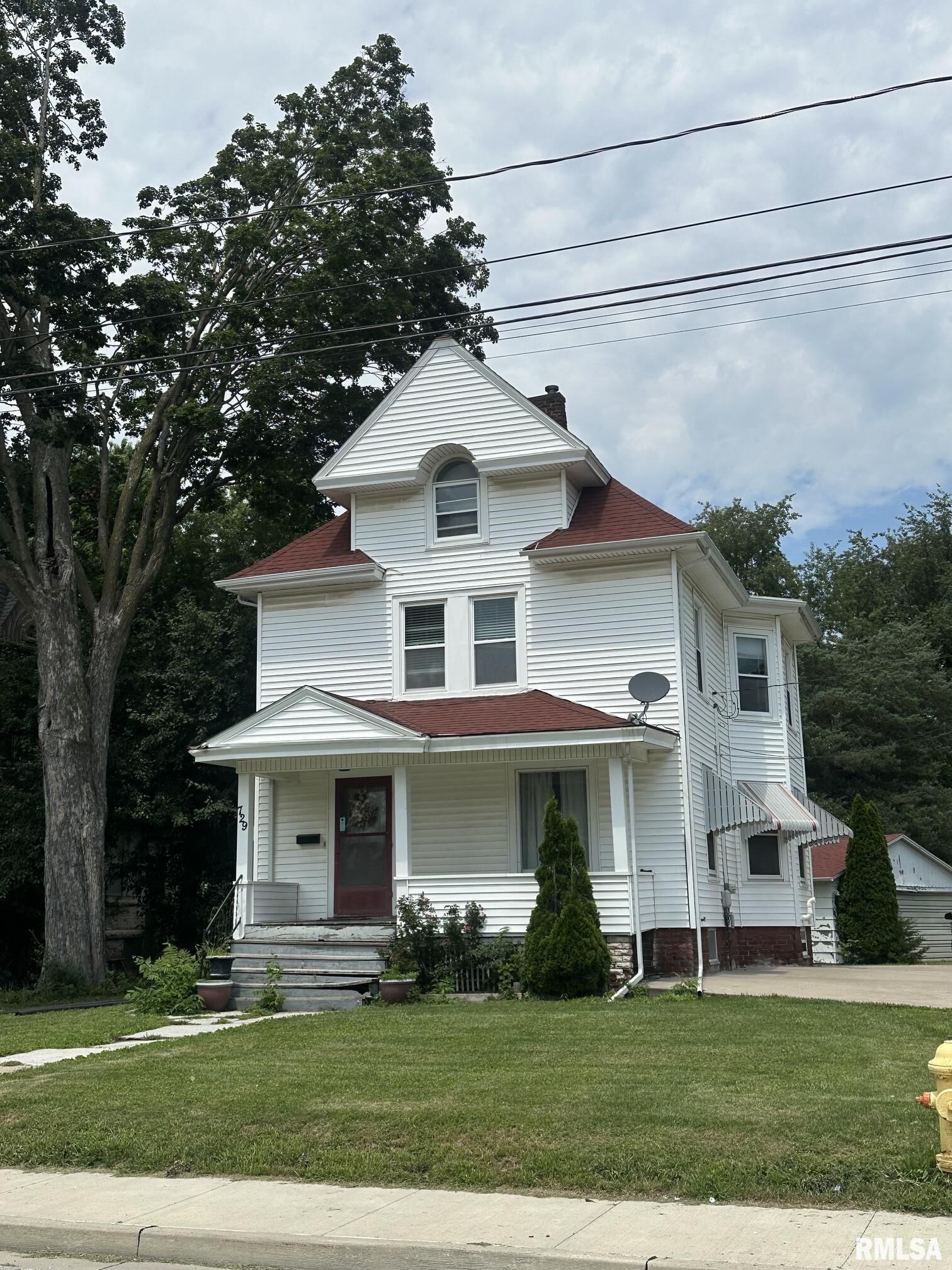 Property Photo:  729 Monmouth Boulevard  IL 61401 