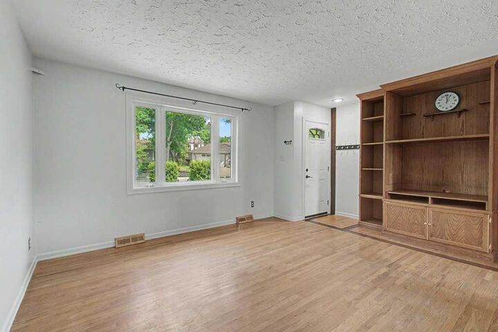 Property Photo:  2056 Cottonwood Crescent SE  AB T2B 1R3 