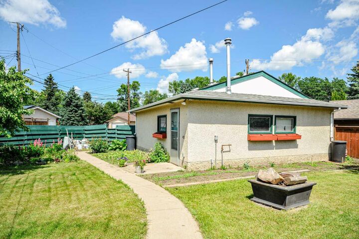 Property Photo: 6314 44A Avenue AB T4V 0B4