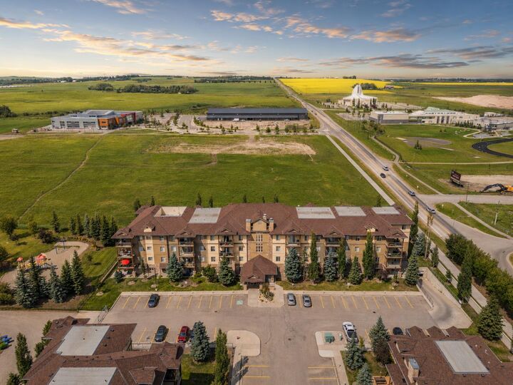 Property Photo:  92 Crystal Shores Road 4308  AB T1S 2N2 