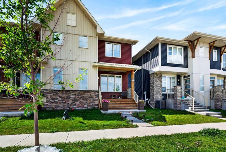 Property Photo:  227 Chinook Gate Boulevard SW  AB T4B 5J4 