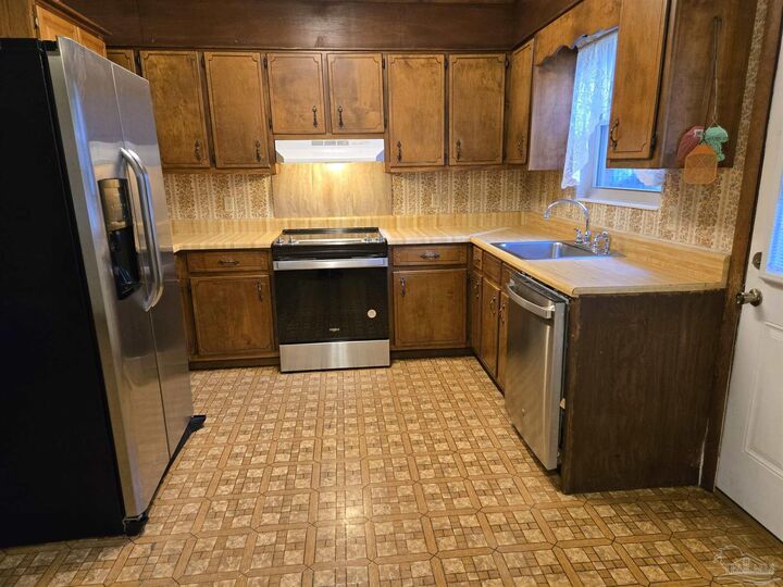 Property Photo: 2513 Wyatt St FL 32514