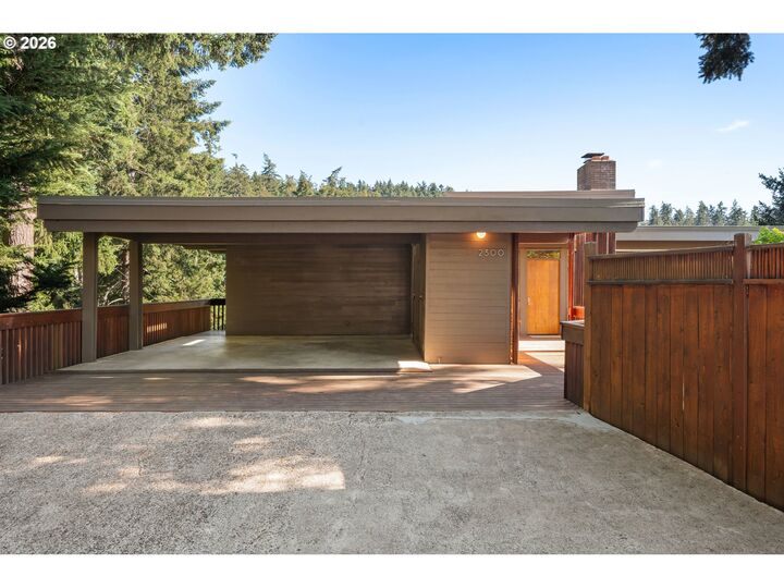 Property Photo: 2300 Parkside Ln OR 97403