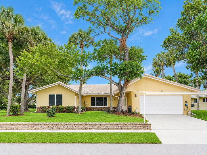 Property Photo: 32 SW 14th Avenue FL 33486