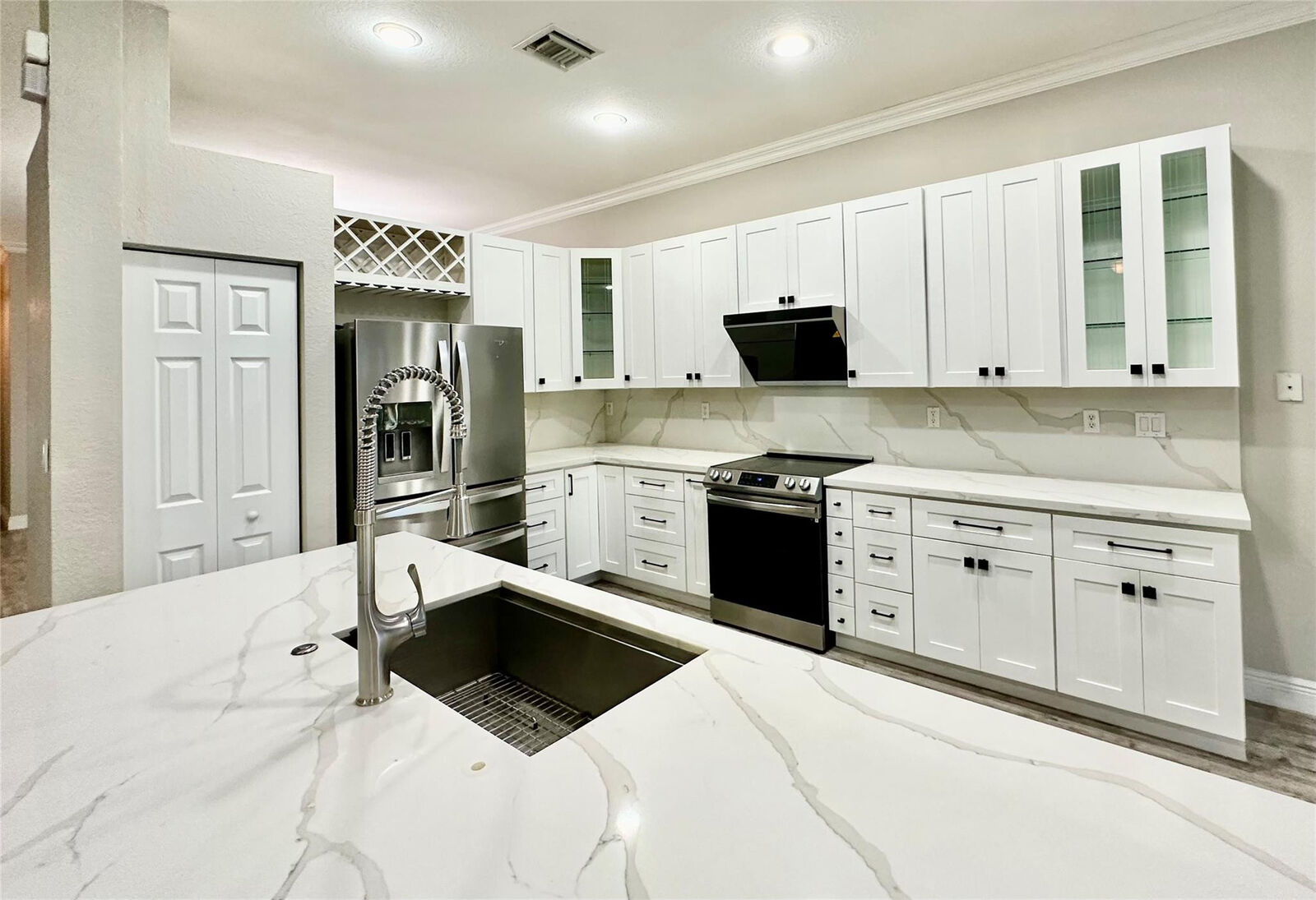 Property Photo: 4109 W Whitewater Avenue FL 33332