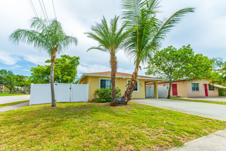Property Photo: 289 SW 3rd Court FL 33441
