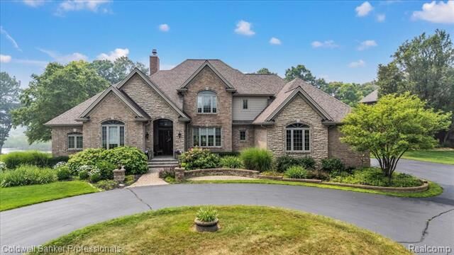 Property Photo:  718 Shrewsbury Drive  MI 48348 