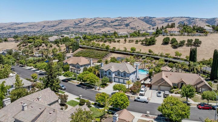 Property Photo: 2160 Shadow Ridge Way CA 95138