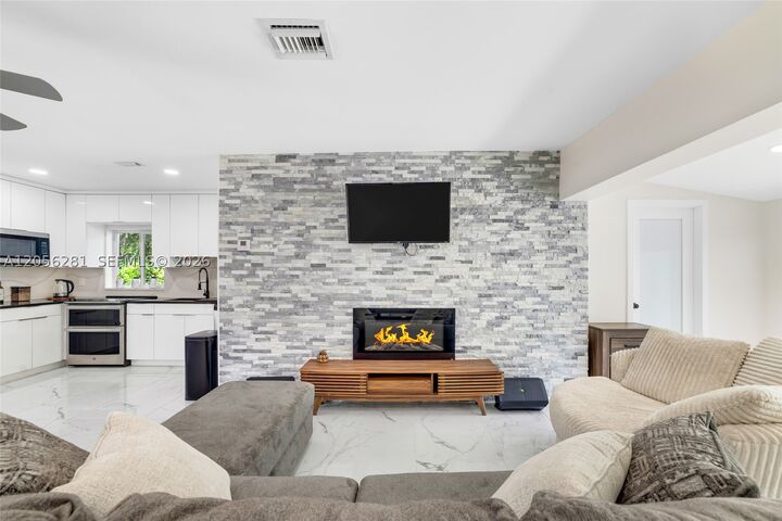 Property Photo: 1008 SW 18th Ct FL 33315