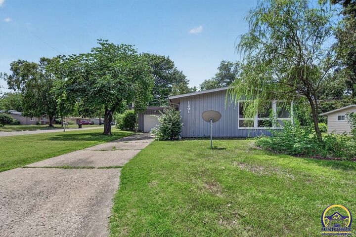 Property Photo: 1201 SW Cornwall St KS 66614