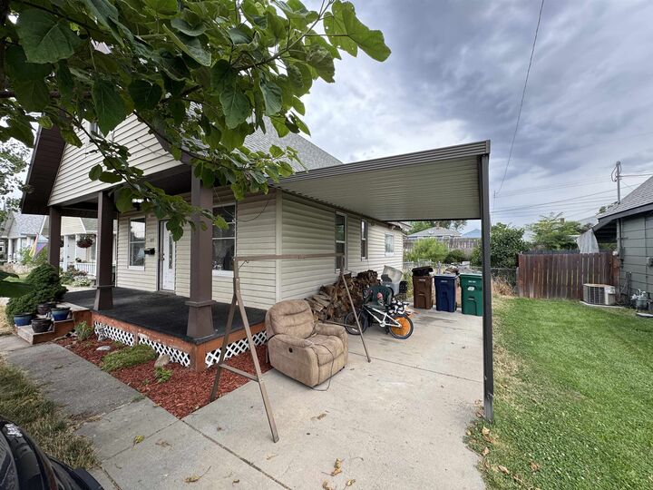 Property Photo:  327 E Gordon Ave  WA 99207 