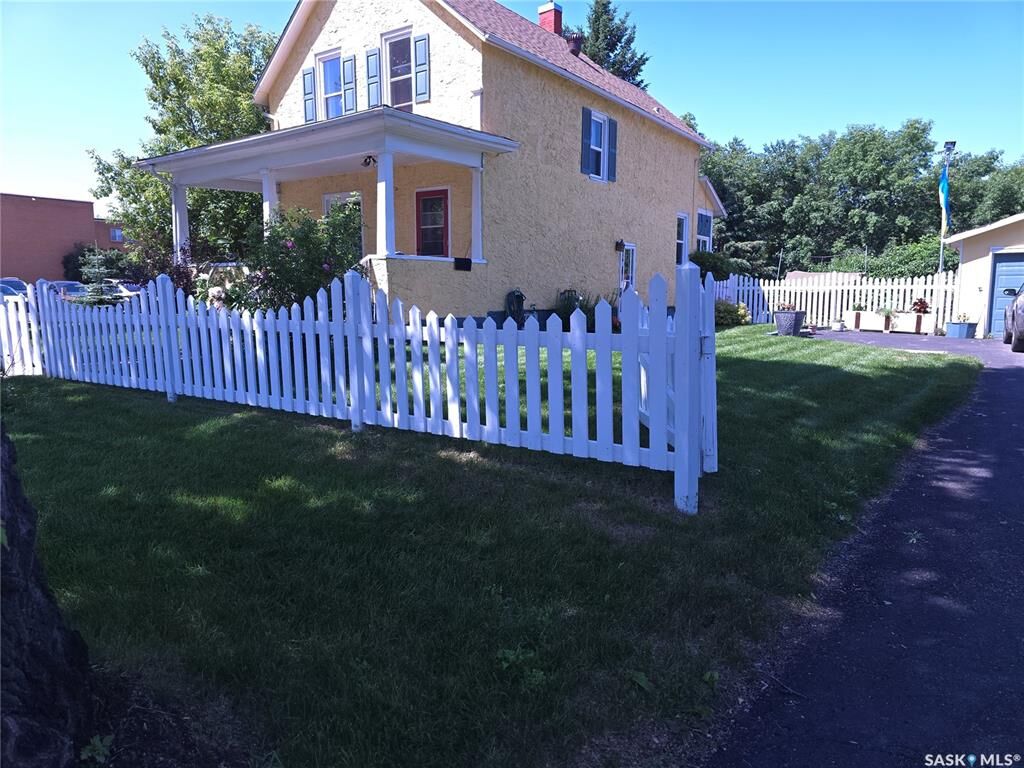 Property Photo: 36 21st Street E SK S6V 1L8