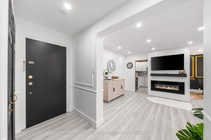 Property Photo:  131 Taunton Road E 502  ON L1G 3T8 