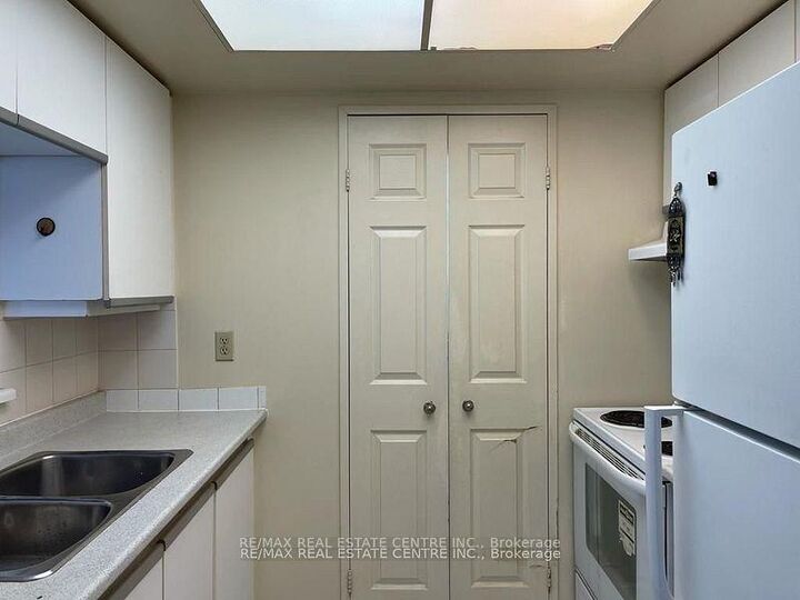 Property Photo: 265 Enfield Place 1403 ON L5B 3Y6
