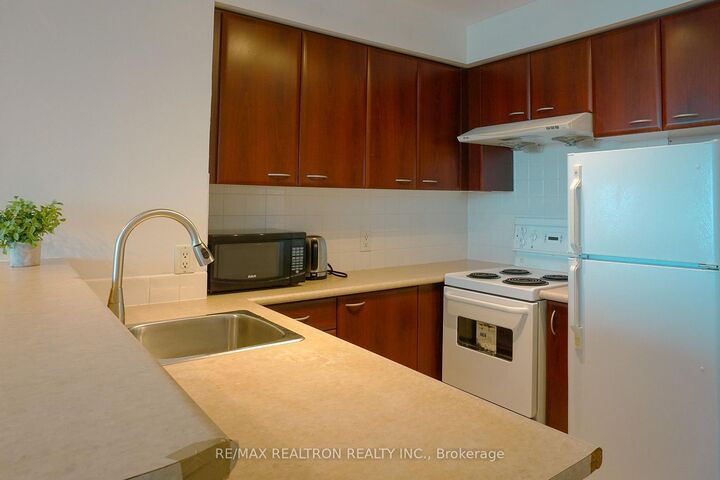 Property Photo: 38 Lee Centre Drive 915 ON M1H 3J7