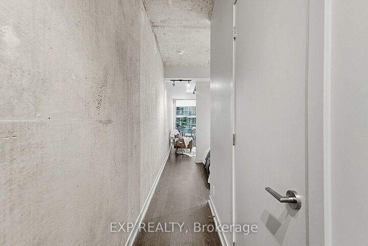 Property Photo: 39 Brant Street 416 ON M5V 0M8