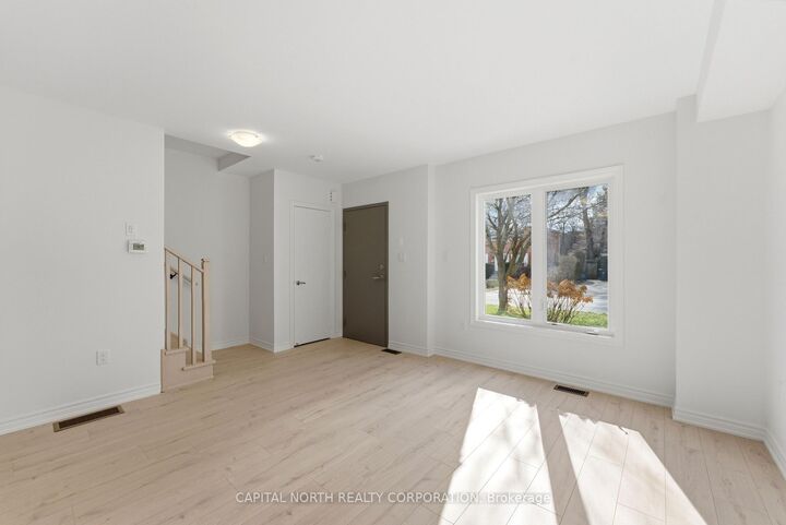 Photo de la propriété: 54 Touraine Avenue 3 ON M3H 1R2
