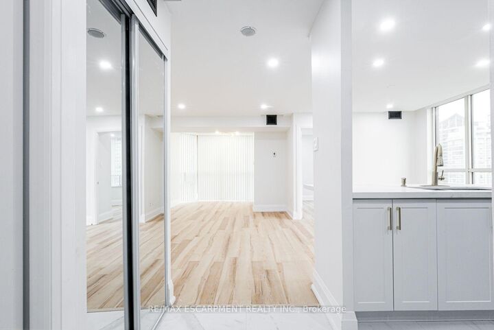 Property Photo:  285 Enfield Place 1603  ON L5B 3Y6 