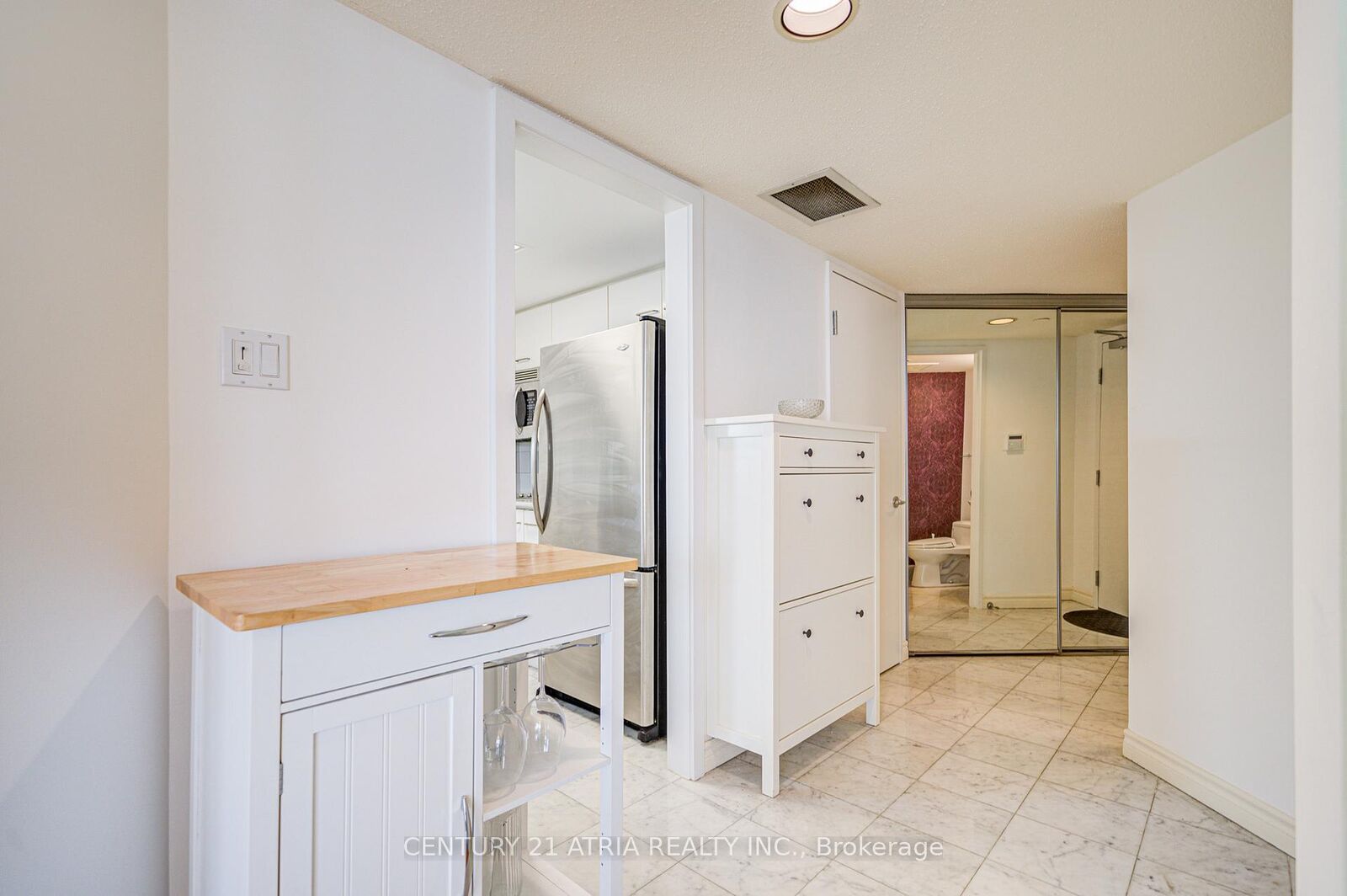 Property Photo: 38 Elm Street 2715 ON M5G 2K5