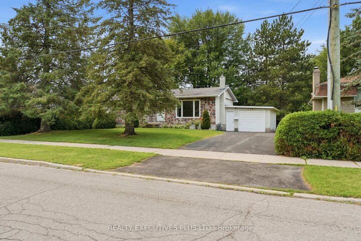 Property Photo: 2593 Cleroux Crescent ON K1W 1B6