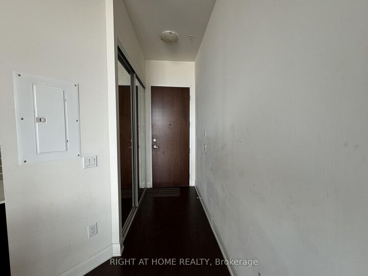 Photo de la propriété: 2480 Prince Michael Drive 720 ON L6H 0H1