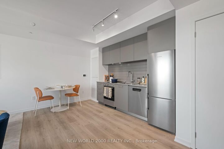 Property Photo: 101 Roehampton Avenue 1613 ON M4P 2W2
