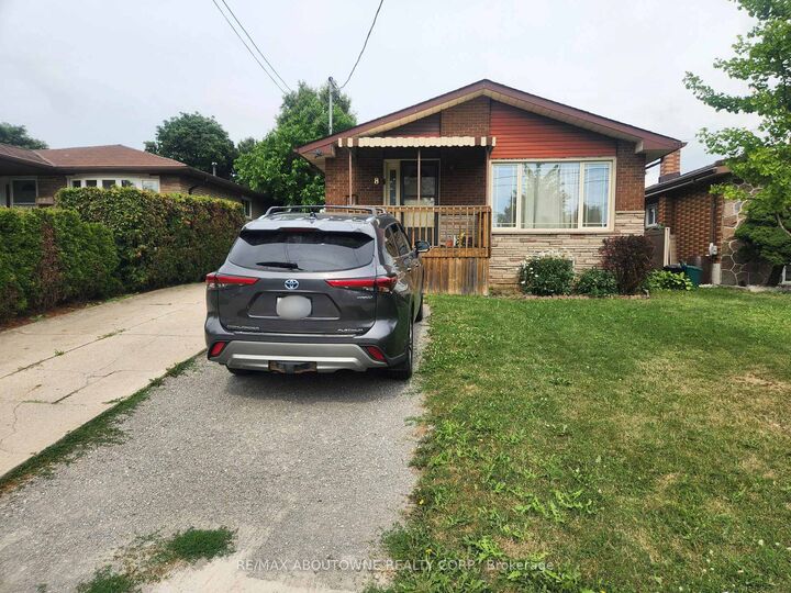Property Photo: 18 Greeningdon Drive Lower ON L9A 3A7