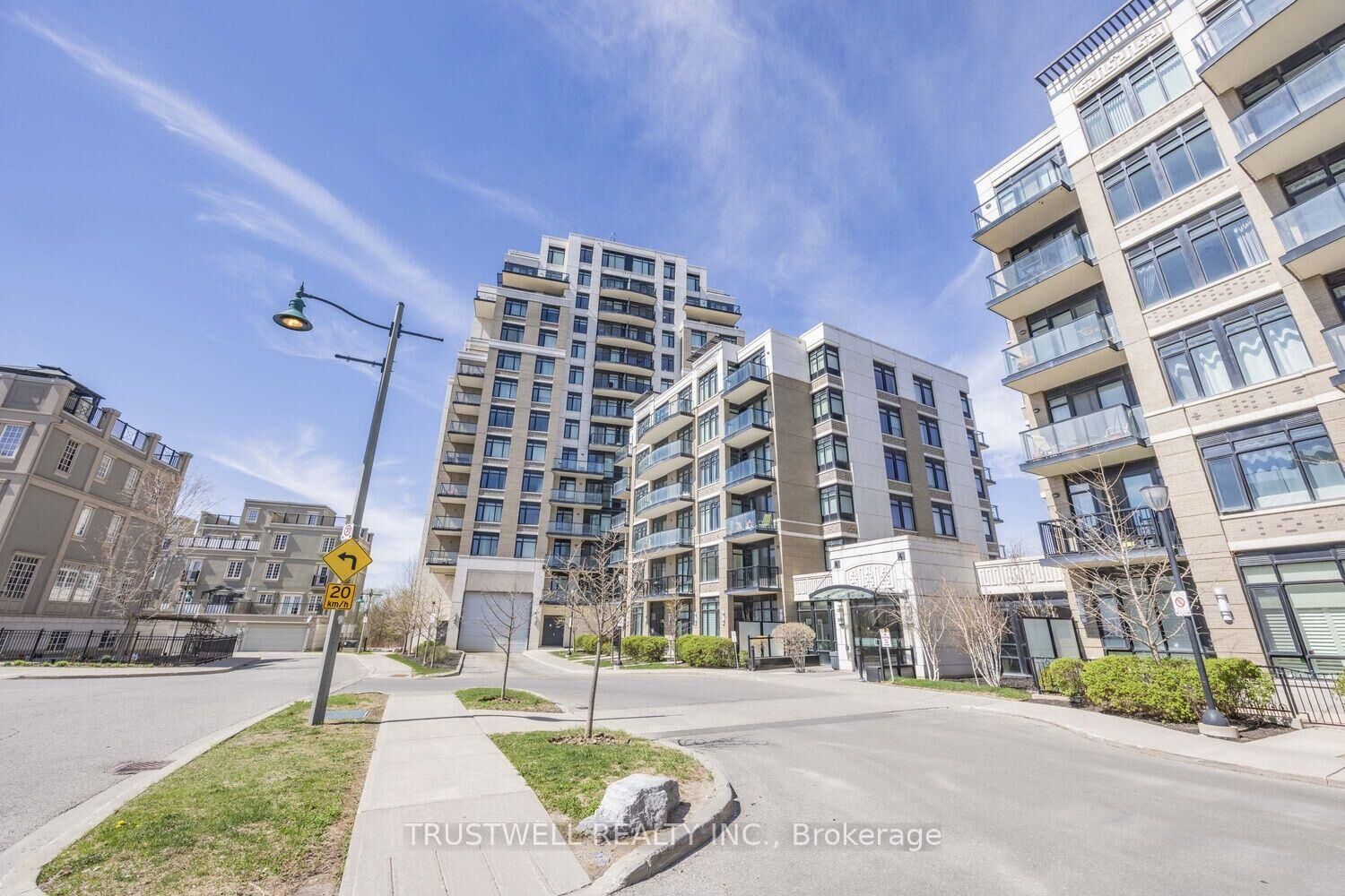 Property Photo: 151 Upper Duke Crescent 1207 ON L6G 0E1