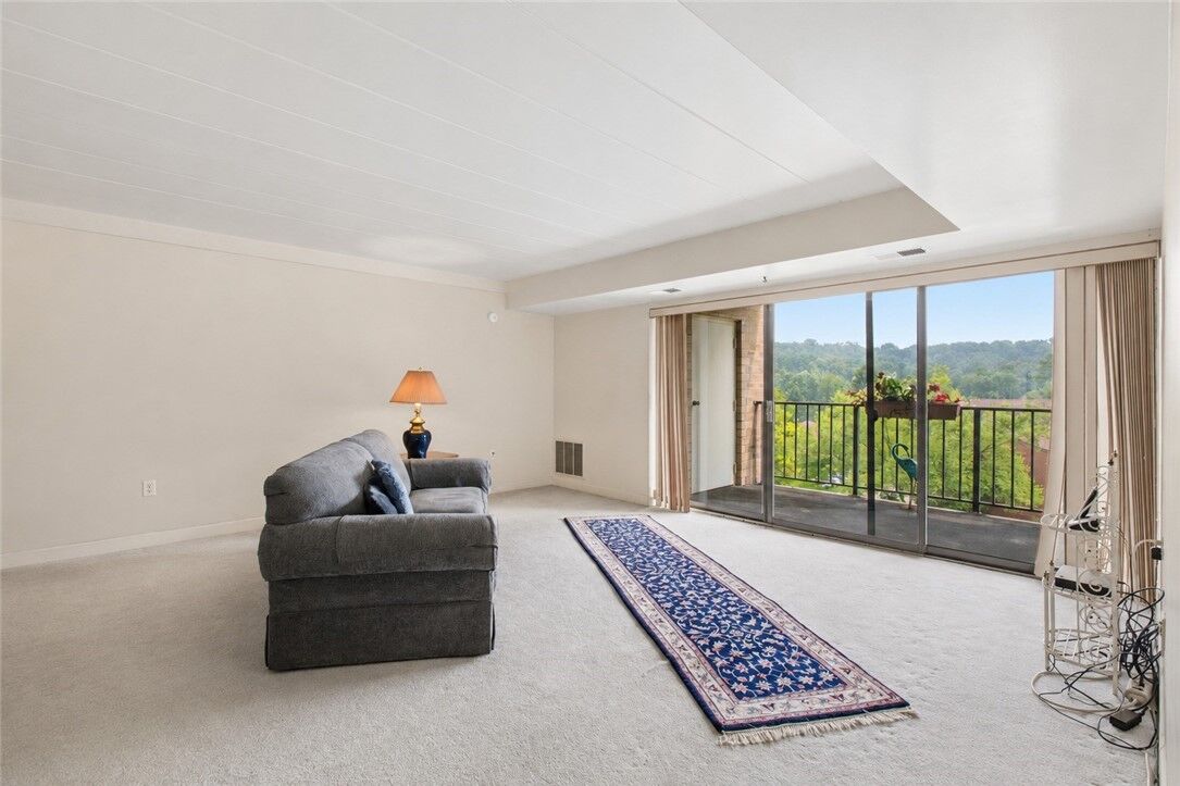 Property Photo:  1400 Smokey Wood Dr 406  PA 15218 