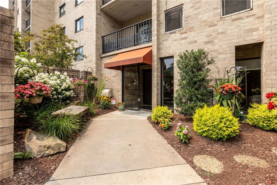 Property Photo:  1400 Smokey Wood Dr 406  PA 15218 