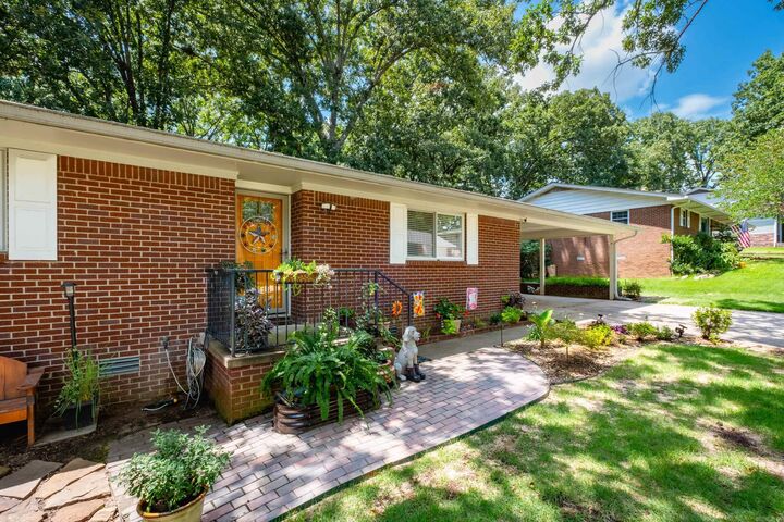 Property Photo: 6 Betsy Lane AR 72205-2804