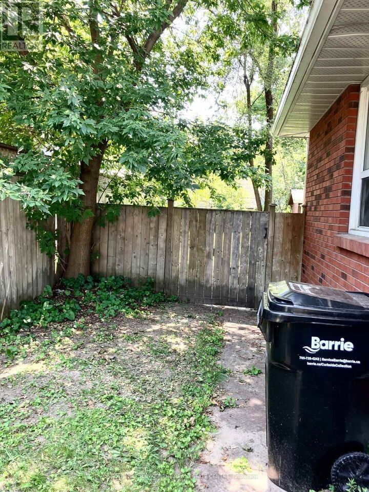 Property Photo:  80 Innisfil Street B  ON L4N 3E2 