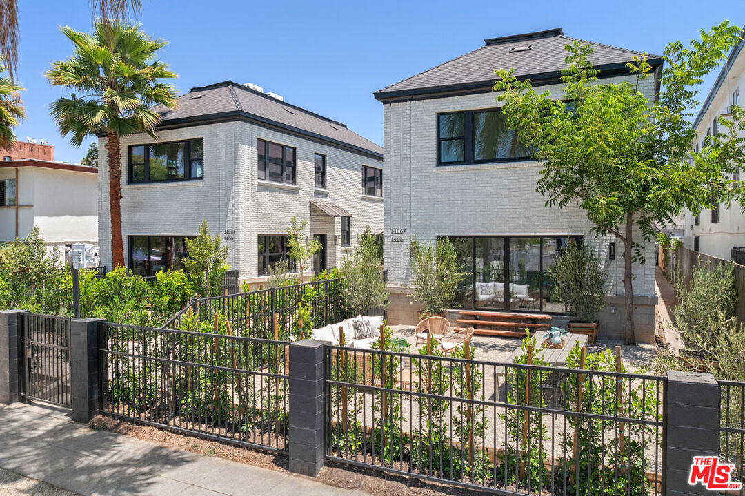 Property Photo: 1406 S Wilton Pl CA 90019